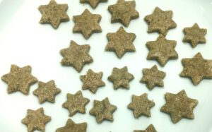 Matcha čaj - harmonija zelene čarolije s receptom za sirove božićne kolačiće
