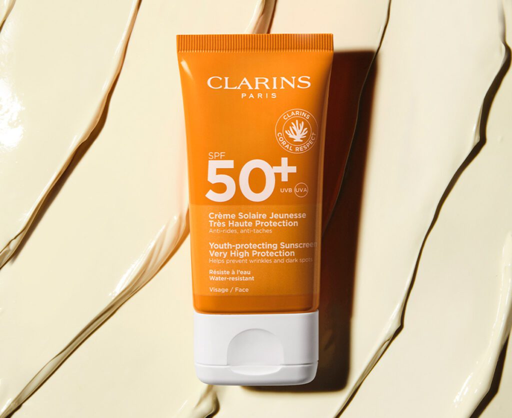 Clarins za zaštitu kože od sunca uz mladoliki izgled kože