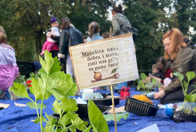 “Posadi svoju maneštricu” – djeca i roditelji sadili i učili o održivosti